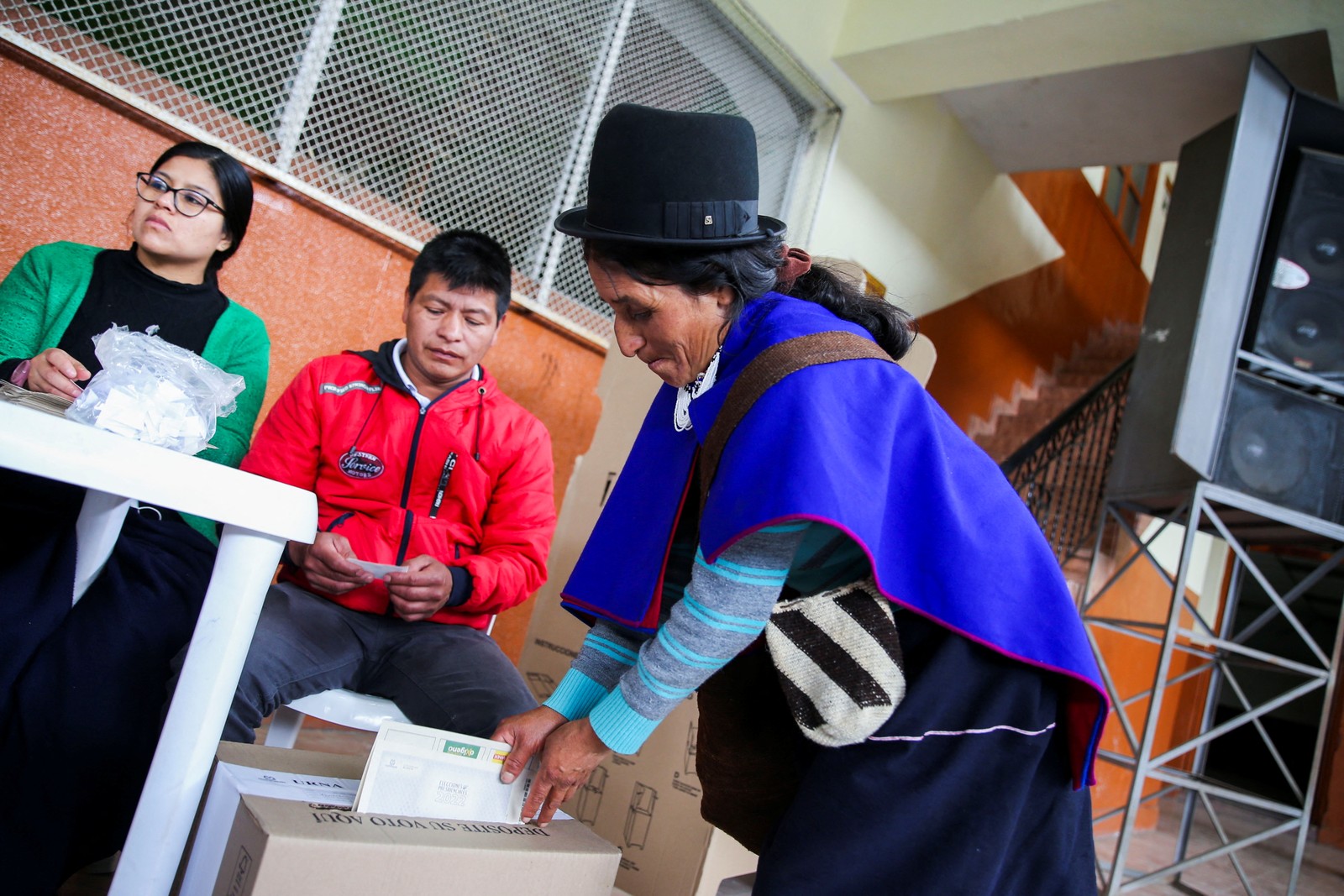 Indígena Misak vota durante o primeiro turno da eleição presidencial em Silvia, Colômbia  — Foto: Luisa Gonzalez/REUTERS