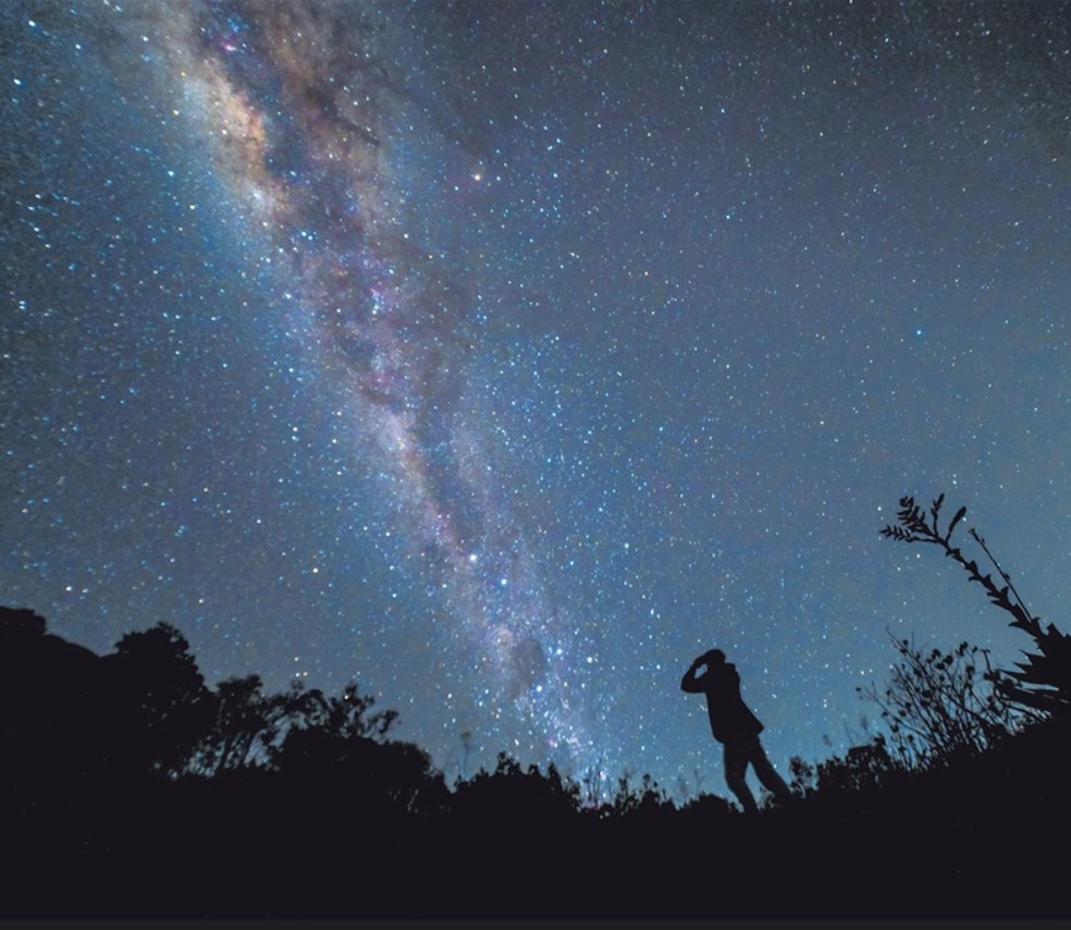 Homem observa a Via Láctea da Serra do Brigadeiro (MG): parque deve receber certificação internacional que o chancela para o astroturismo — Foto: Daniel Mello/Observatório do Valongo/UFRJ