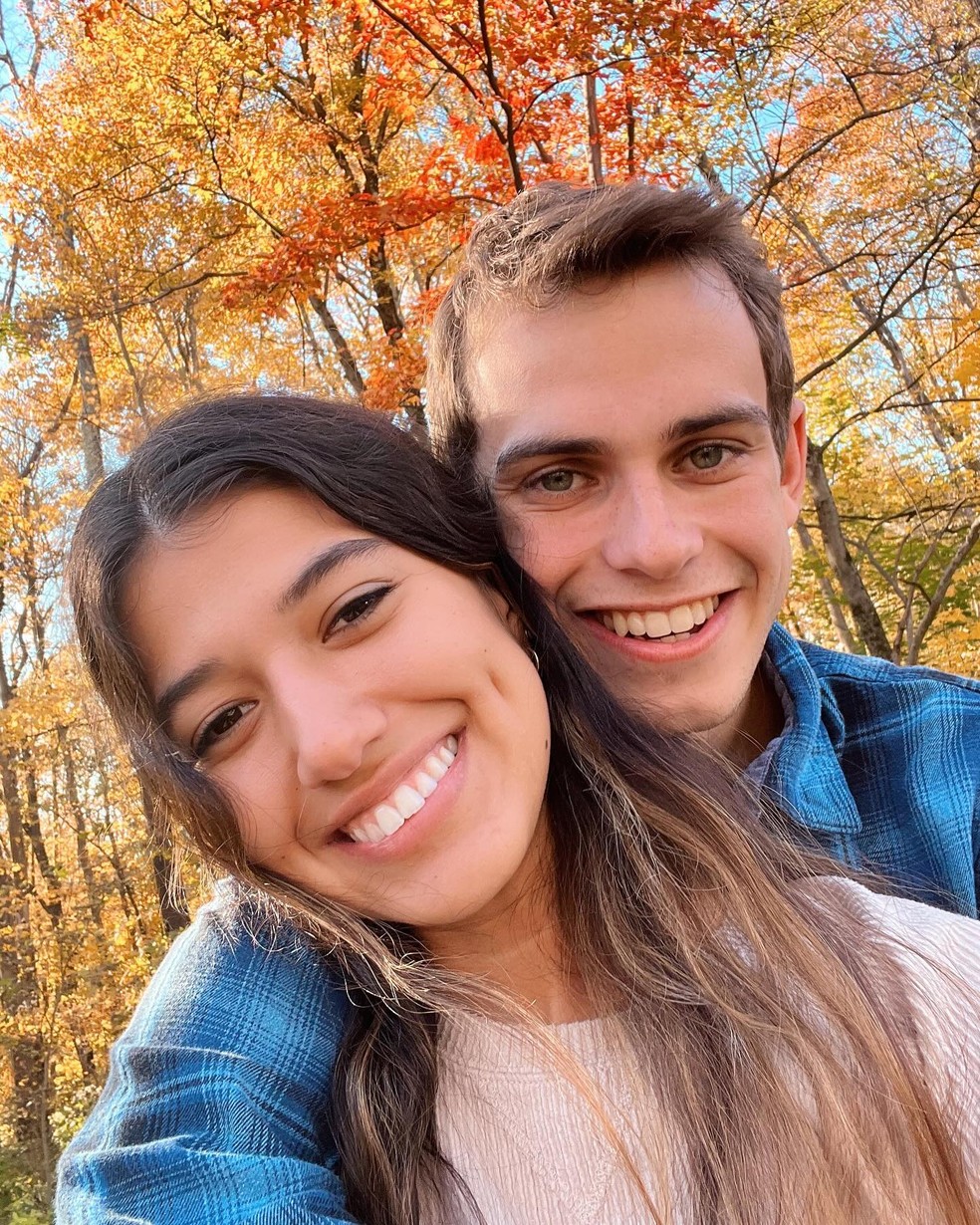 Nate Kuhlman, 23, e Mari Kuhlman, 22, se casaram em 28 de outubro de 2023, em uma linda cerimônia na Flórida — Foto: Reprodução Facebook