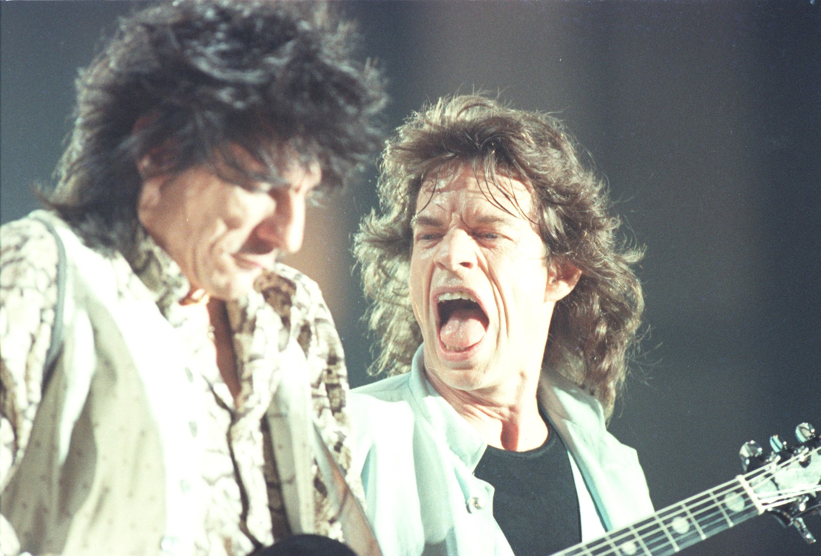 Show dos Rolling Stones durante o Hoollywood Rock, no Maracanã, em 1995. Na foto, Ron Wood e Mick Jagger. — Foto: Márcia Foletto / Agência O Globo