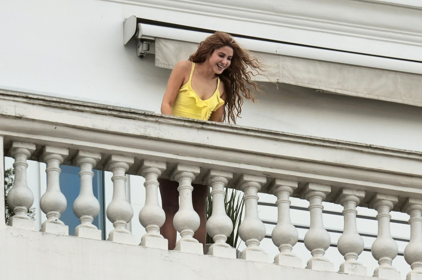 Shakira aparece em sacada do Copacabana Palace na tarde desta quinta-feira (30) — Foto: Fabiano Rocha / Agência O Globo