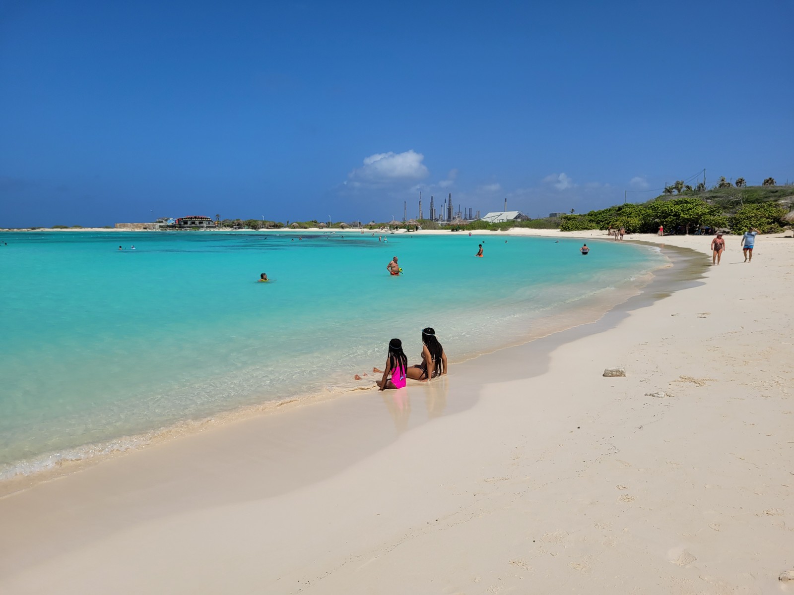 A praia de Baby Beach, que fica no extremo sul de Aruba, ganhou esse nome por ter águas rasas e calmas, ideais para crianças — Foto: Eduardo Maia / O Globo