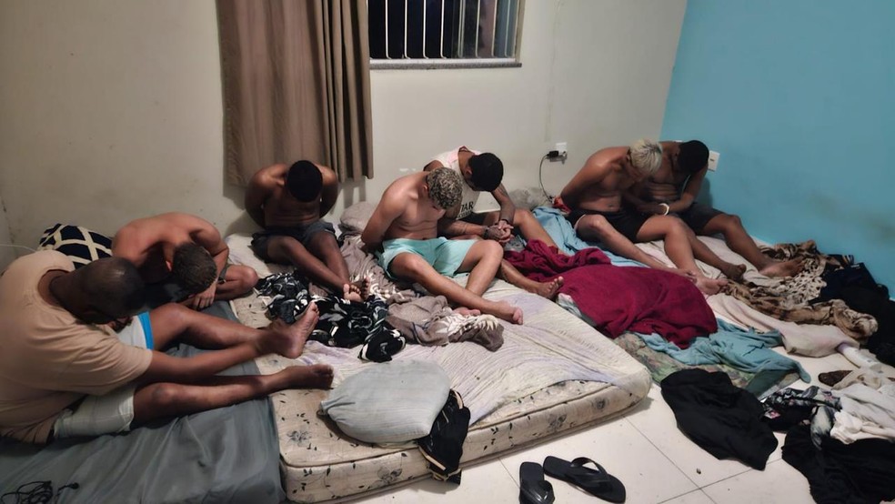 Os sete suspeitos foram autuados por tráfico de drogas e associação para o tráfico — Foto: Divulgação