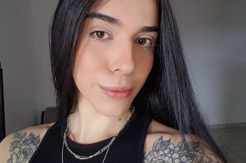 Jovem Thaís Medeiros, de 26 anos, está em coma vigil após reação asmática grave com cheiro de pimenta — Foto: Reprodução