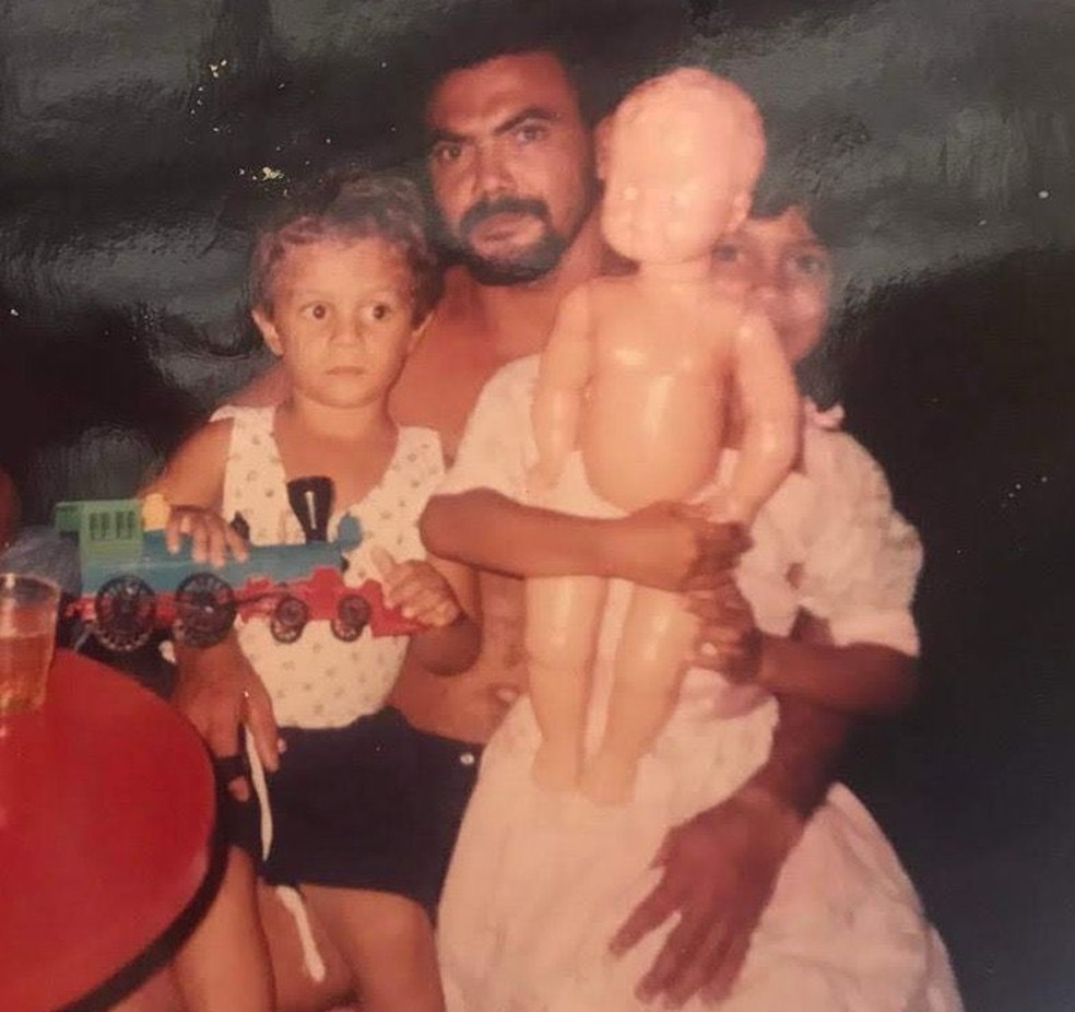 Gislayne com seu pai e irmão — Foto: Reprodução