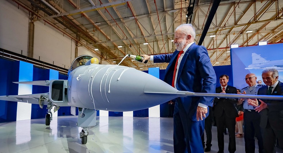 Luiz Inácio Lula da Silva, durante a Cerimônia de apresentação do primeiro Caça F-39 E Gripen montado no Brasil, no Aeródromo Embraer – Unidade Gavião Peixoto - SP — Foto: Ricardo Stuckert / Divulgação Governo Federal