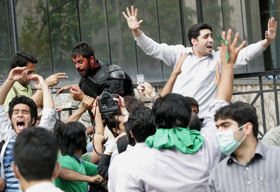 Apoiadores do candidato à Presidência do Irã Mir Hossein Mousavi durante protesto em Teerã — Foto: BEHROUZ MEHRI/AFP