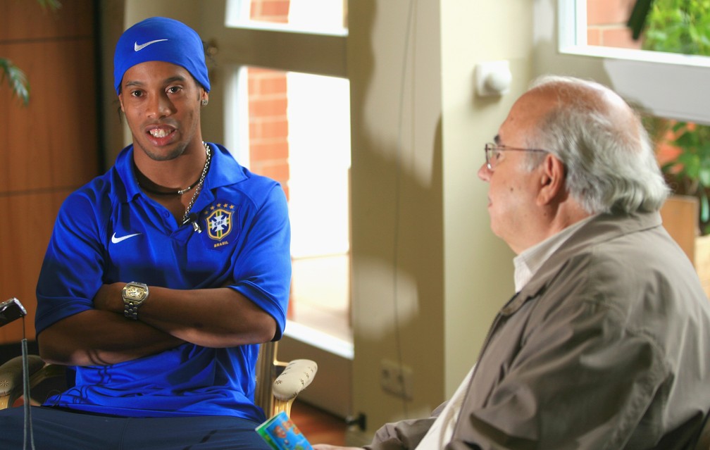 Luis Fernando Veríssimo entrevista o jogador Ronaldinho Gaúcho no Kempinski Falkenstein Hotel, na Alemanha — Foto: Ivo Gonzalez/ Agência O Globo