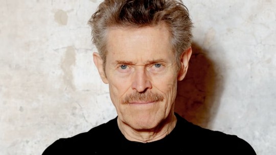 Willem Dafoe: 'A inteligência artificial é muito esperta, mas errar é humano. E o humano é divino' 