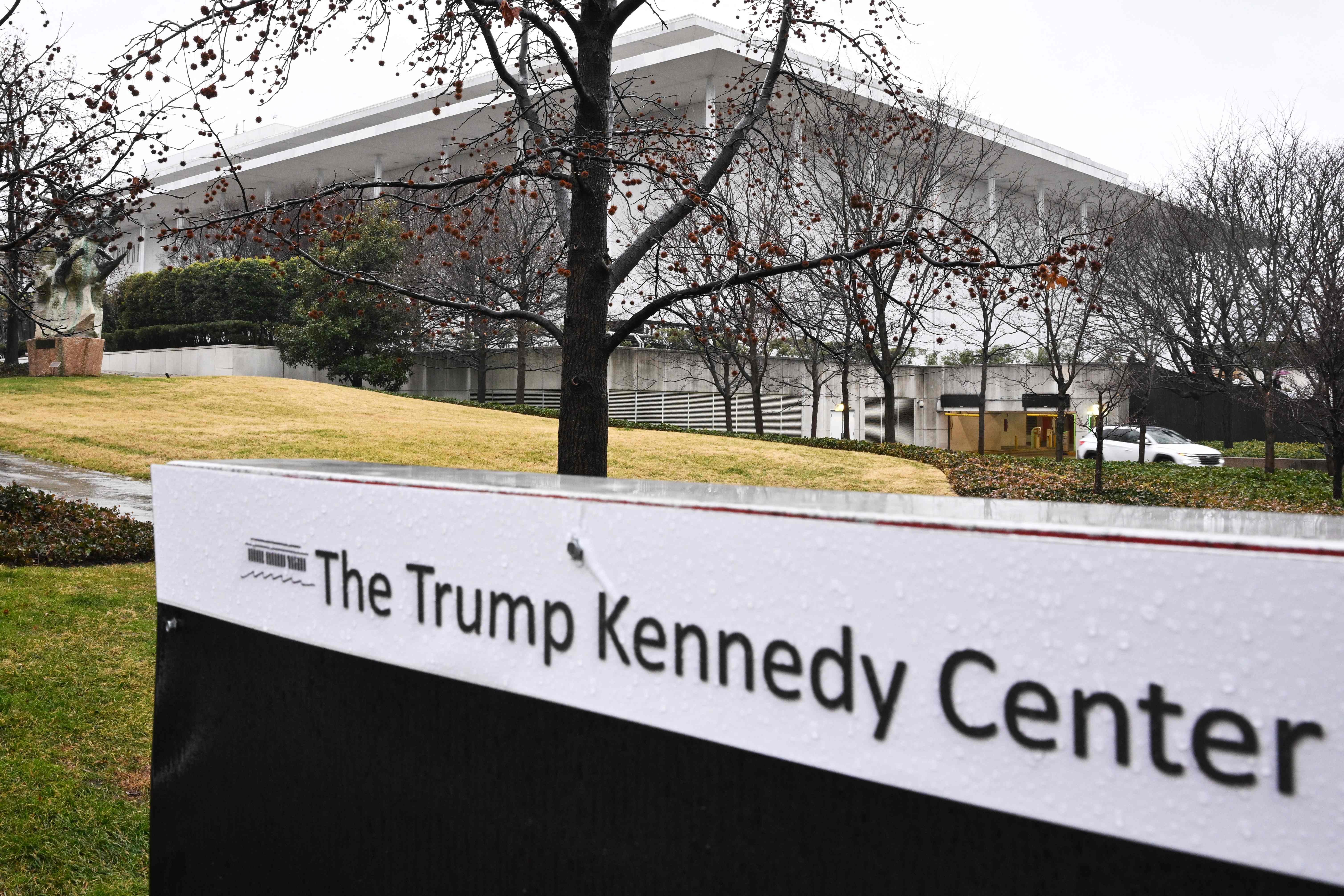 Trump abre mão do controle do Kennedy Center após Justiça ordenar retirada de seu nome da instituição