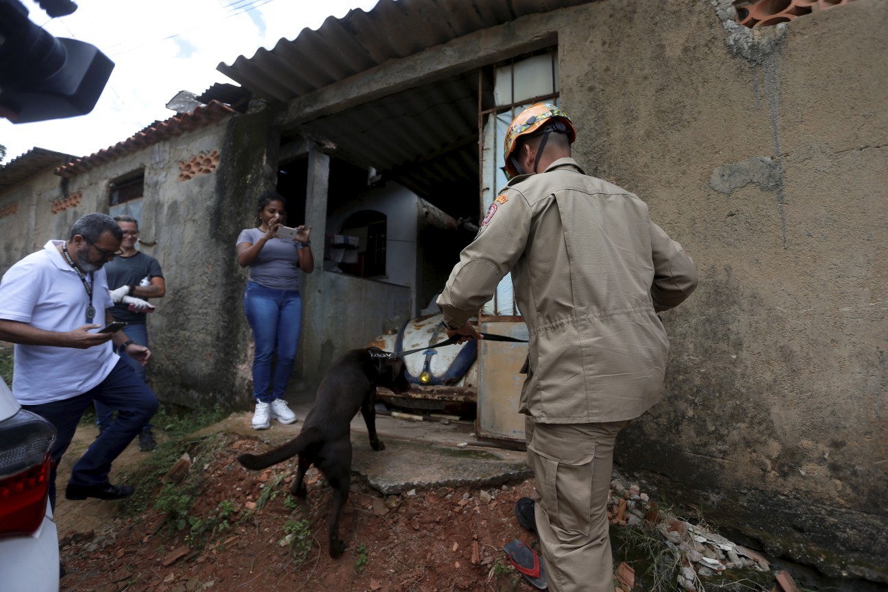 Polícia busca por corpo na casa da família como parte da investigação — Foto: Fabiano Rocha