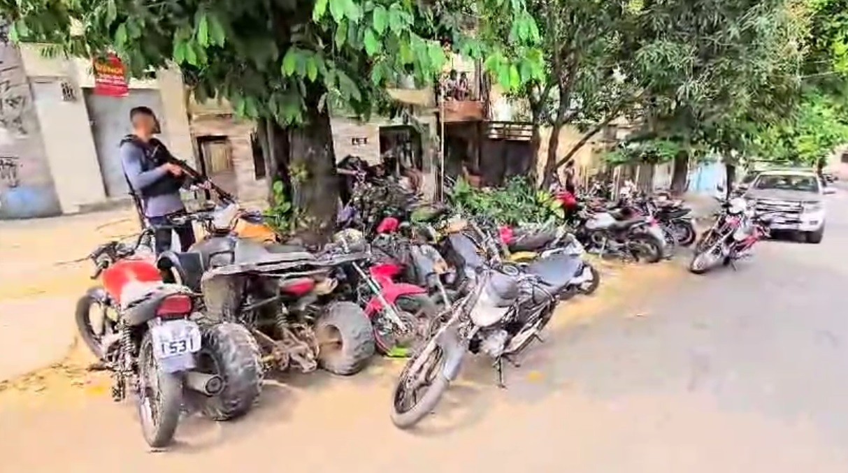 Policiais civis estouram oficina de desmanche de motos roubadas na Zona Norte do Rio