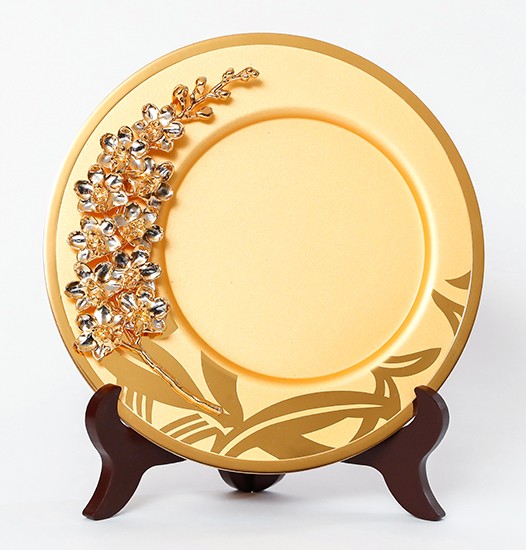 Prato decorativo em metal dourado fosco com aplicação de um ramo de orquídeas banhado a ouro. Presente da presidente de Cingapura, Halimah Yacob, na posse. Valor: R$ 2.120,31 — Foto: Divulgação