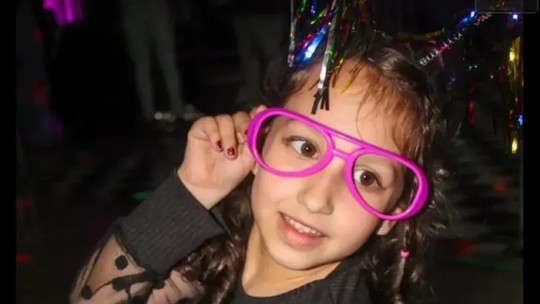 Tia de menina de 7 anos morta em ataque a creche em Blumenau faz relato emocionado: 'sempre alegre e apegada aos pais' 