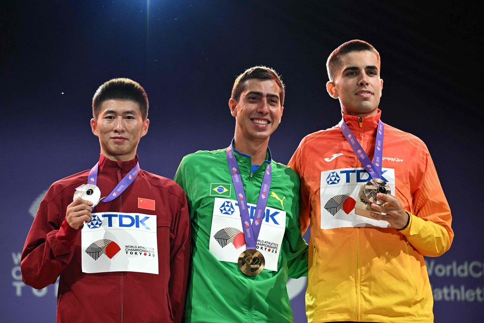 Wang Zhaozhao, Caio Bonfim e Paul McGrath — Foto: Philip Fong / AFP