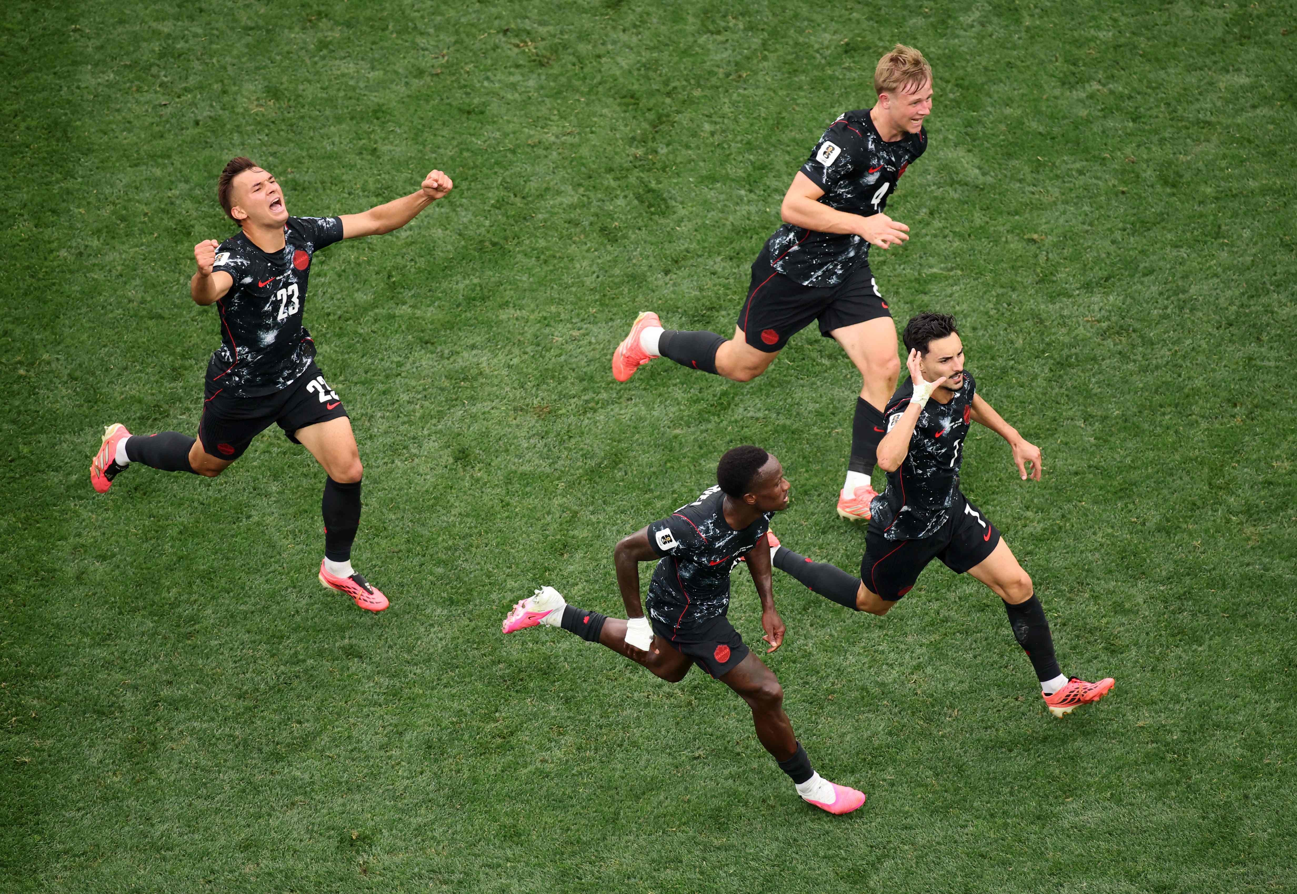 Canadá vence no apagar das luzes e avança na Copa