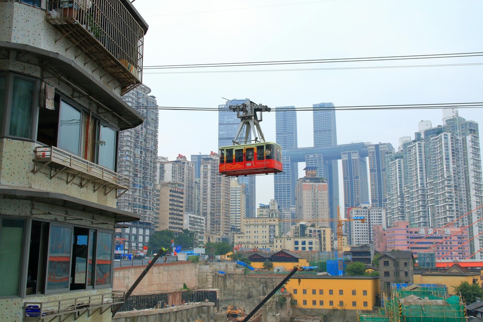 Bondinho passando por Chongqing — Foto: Pexels