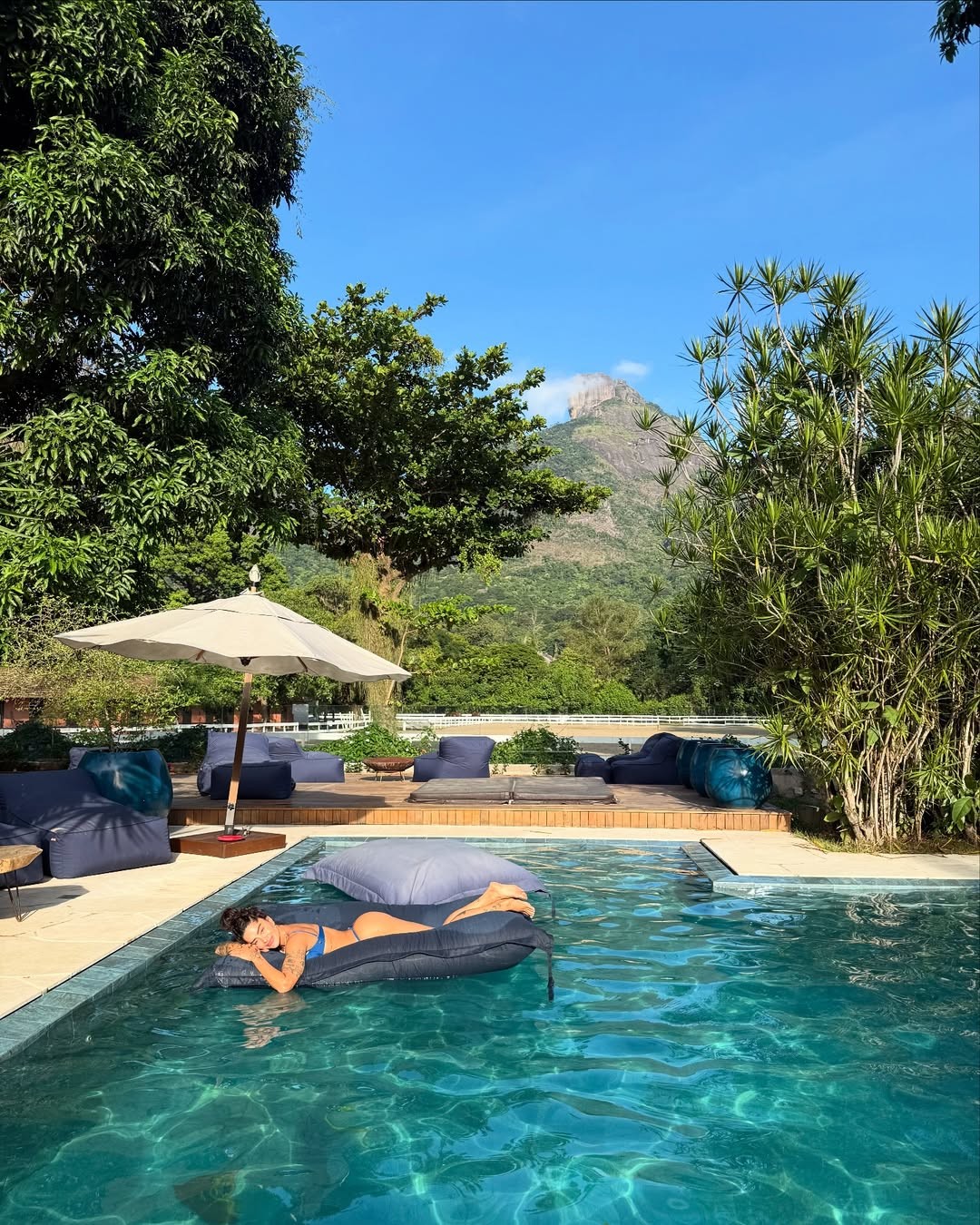 Aline Campos posa em sua mansão, no Itanhangá — Foto: Reprodução/Instagram/@soualinecampos