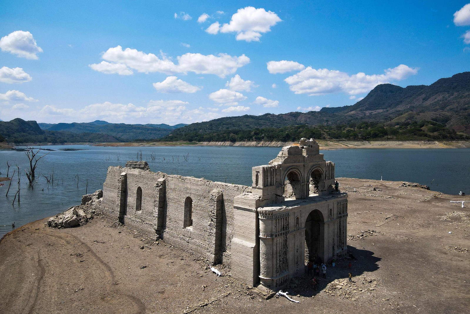 Igreja do século XVI estava submersa, mas ficou exposta devido à seca. — Foto: RAUL VERA / AFP