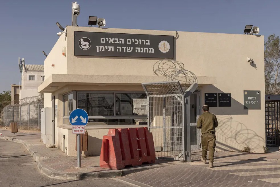 A base militar de Sde Teiman. Uma investigação realizada pelo New York Times revelou que civis palestinos eram mantidos em condições degradantes — Foto: Avishag Shaar-Yashuv/New York Times