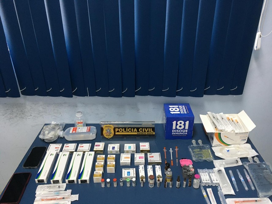 Medicamentos e produtos apreendidos durante operação policial contra técnica de enfermagem e mãe no Caparaó, Espírito Santo