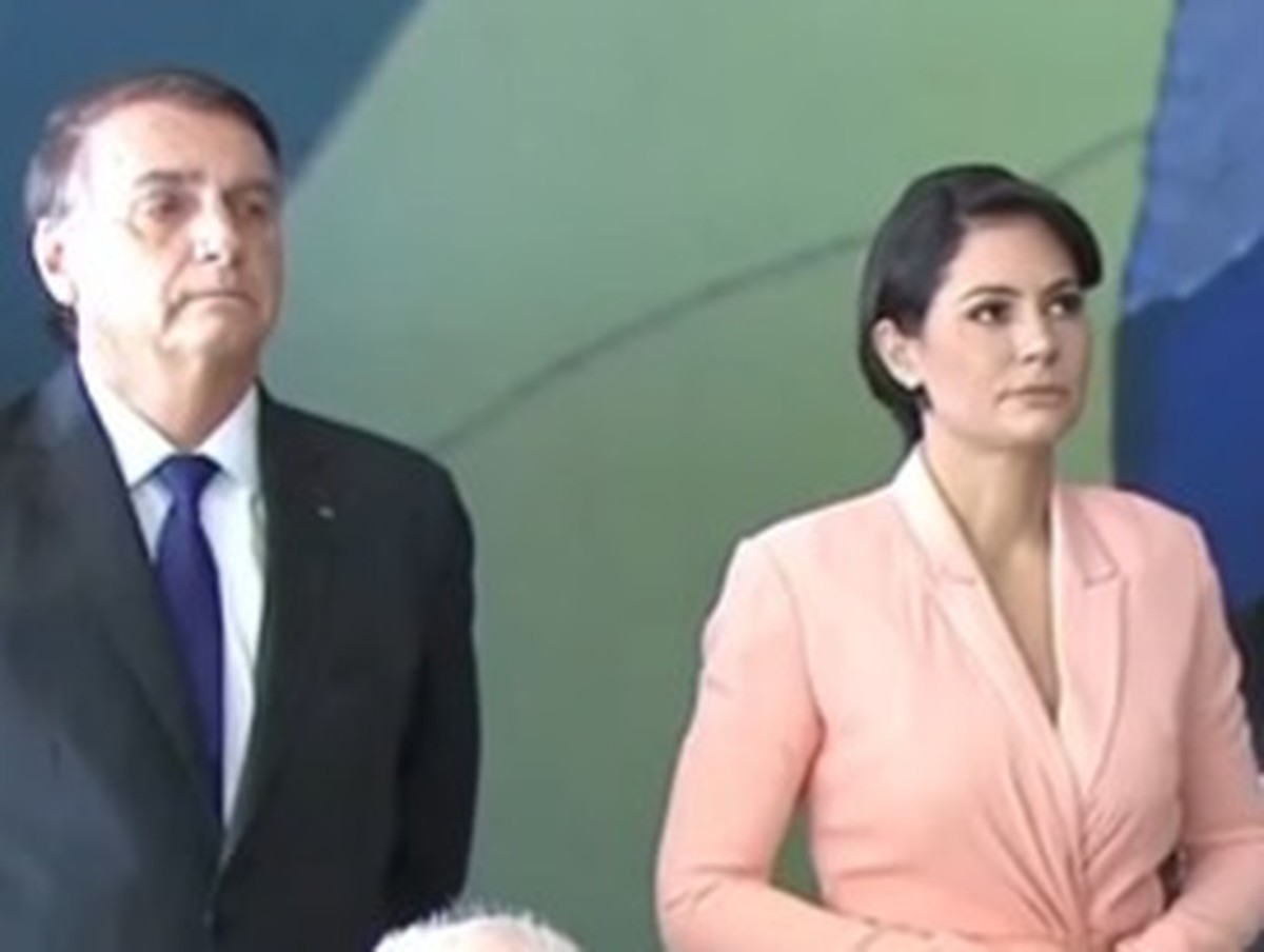 Michelle Bolsonaro chora ao falar de ataque à filha 