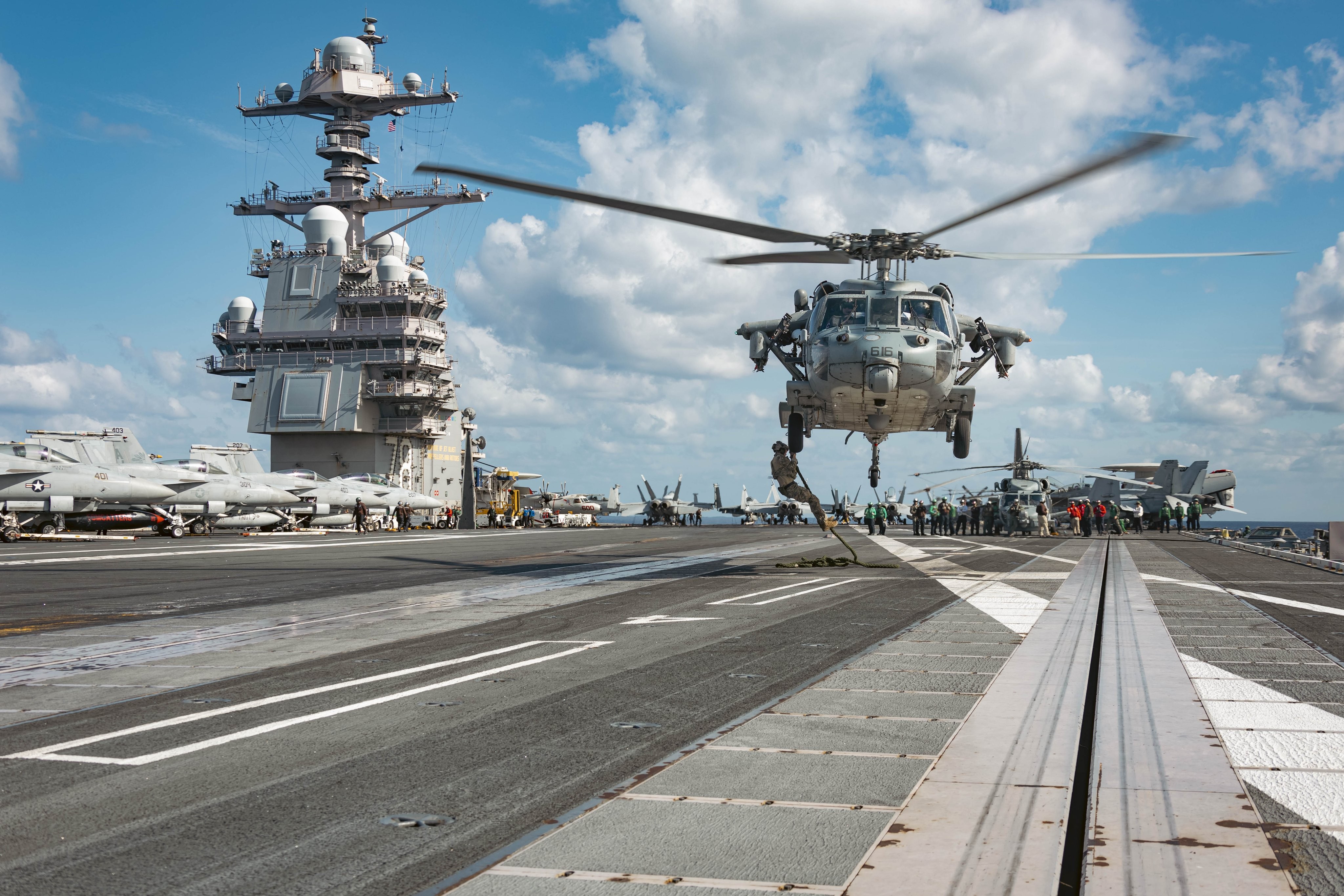 Chegada do maior porta-aviões dos EUA ao Mediterrâneo reforça maior mobilização militar perto do Oriente Médio desde guerra no Iraque