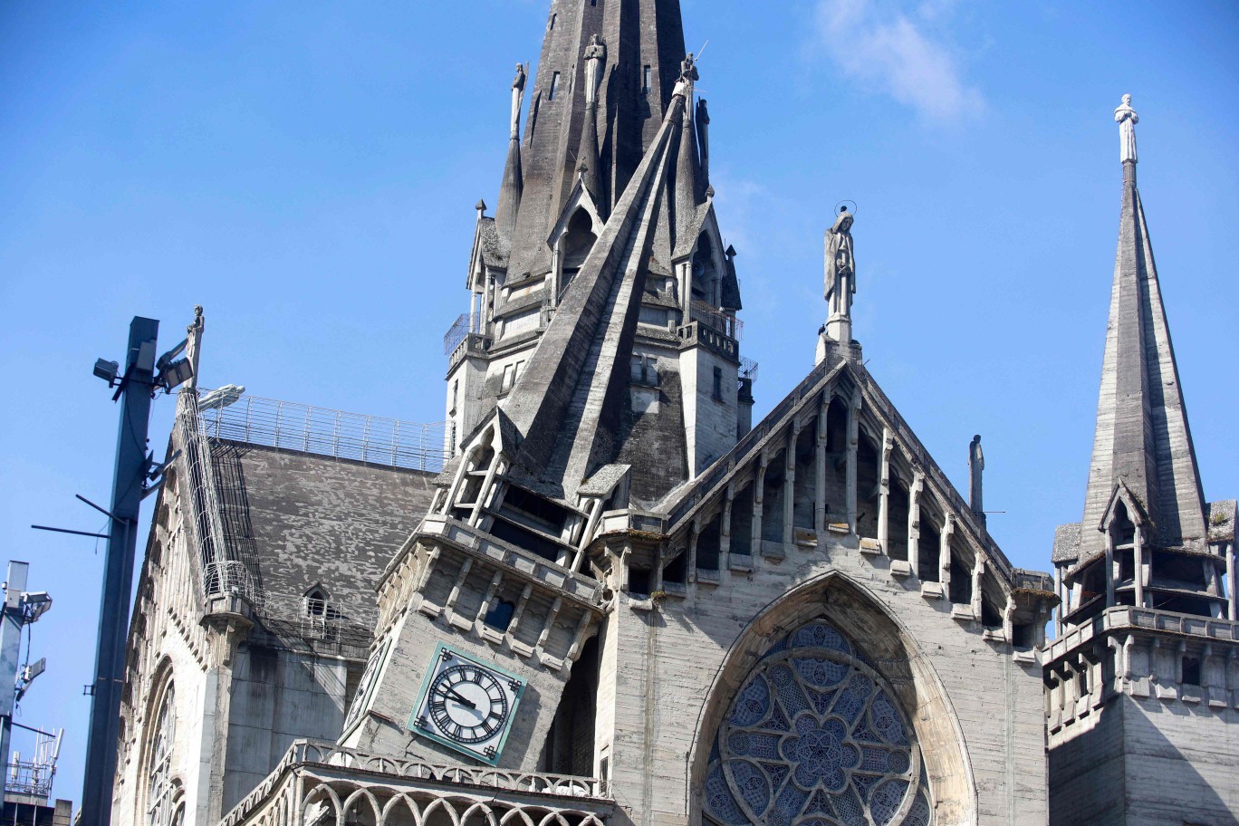 Os danos sofridos pela Catedral de Manizales são vistos após o terremoto em Manizales, Colômbia. — Foto: Jonh Bonilla / AFP