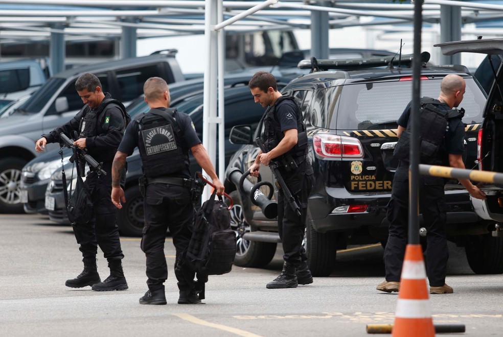 Agentes da PF com malotes apreendidos durante a Operação Déjà Vu, que mira policiais civis — Foto: Fabiano Rocha/Agência O Globo