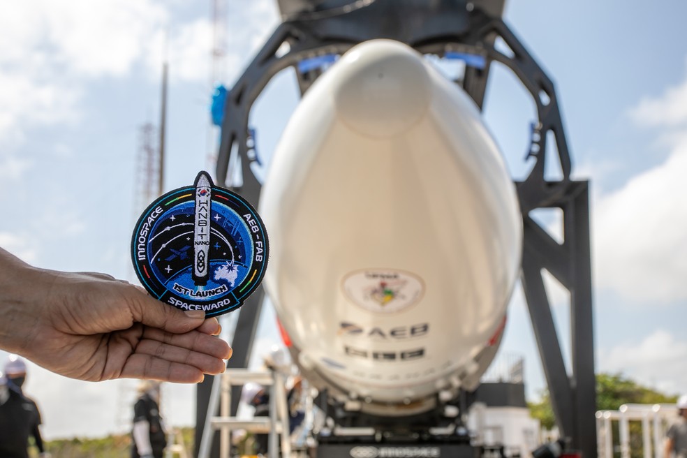 Logo da Operação Spaceward 2025 em frente ao foguete HANBIT-Nano — Foto: Divulgação: FAB