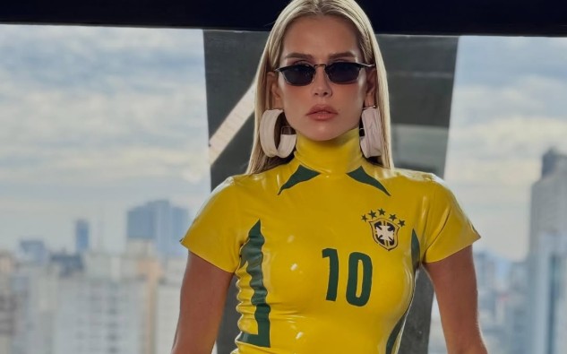 Blusa de Látex Vira Tendência Fetichista na Torcida da Copa