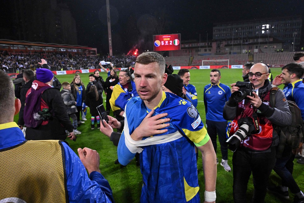 Dzeko fará cirurgia às vésperas da Copa do Mundo, diz jornal — Foto: Elvis BARUKCIC / AFP