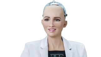 Sophia (Hanson Robotics): Humanoide social com reconhecimento facial e conversação avançada, focado em educação/mídia; valor estimado US$ 100–150 mil. — Foto: Divulgação