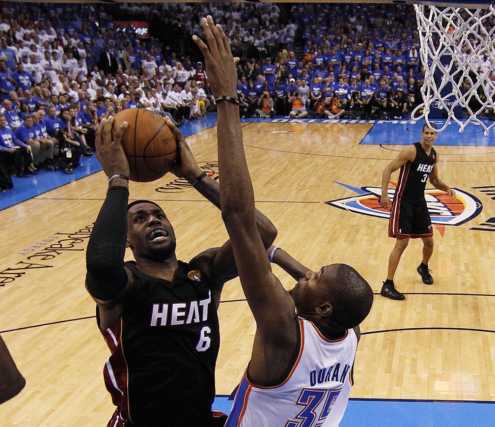 LeBron vs Durant nas finais de 2012 — Foto: AFP PHOTO / POOL / JIM YOUNG