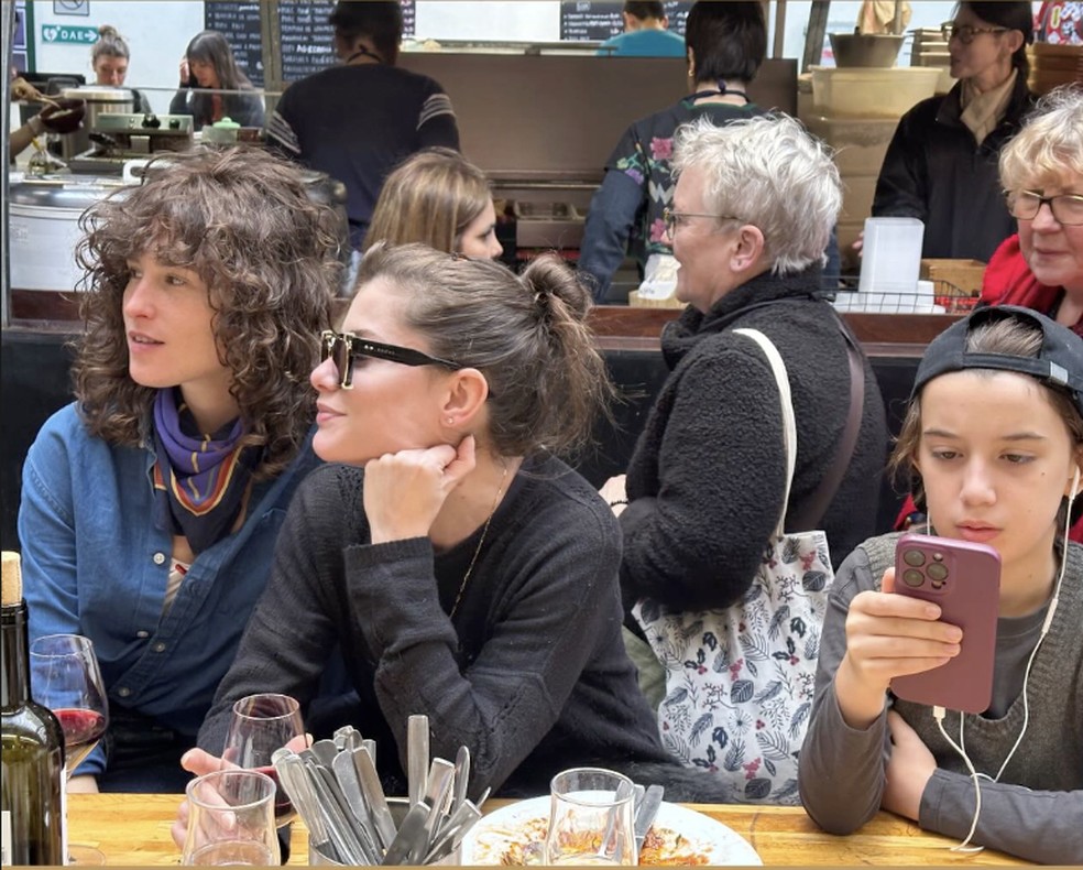 Alinne Moraes com o filho Pedro e a amiga Drielly Oliveira, em Paris — Foto: Reprodução/Instagram
