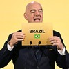 O presidente da Fifa, Gianni Infantino, anuncia o Brasil como sede da Copa do Mundo feminina de 2027 - MANAN VATSYAYANA/AFP