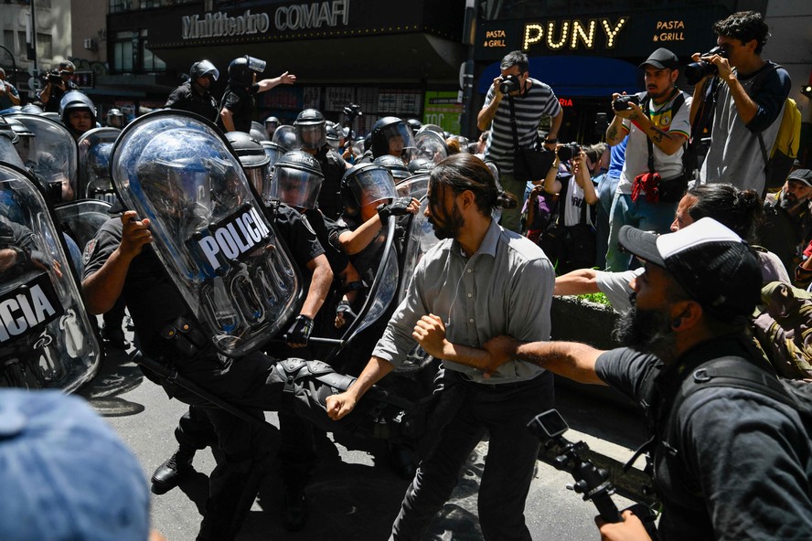 Sindicatos e diferentes organizações argentinas foram às ruas protestar nesta quarta-feira contra o 'decretaço' imposto pelo governo de Javier Milei na semana passada