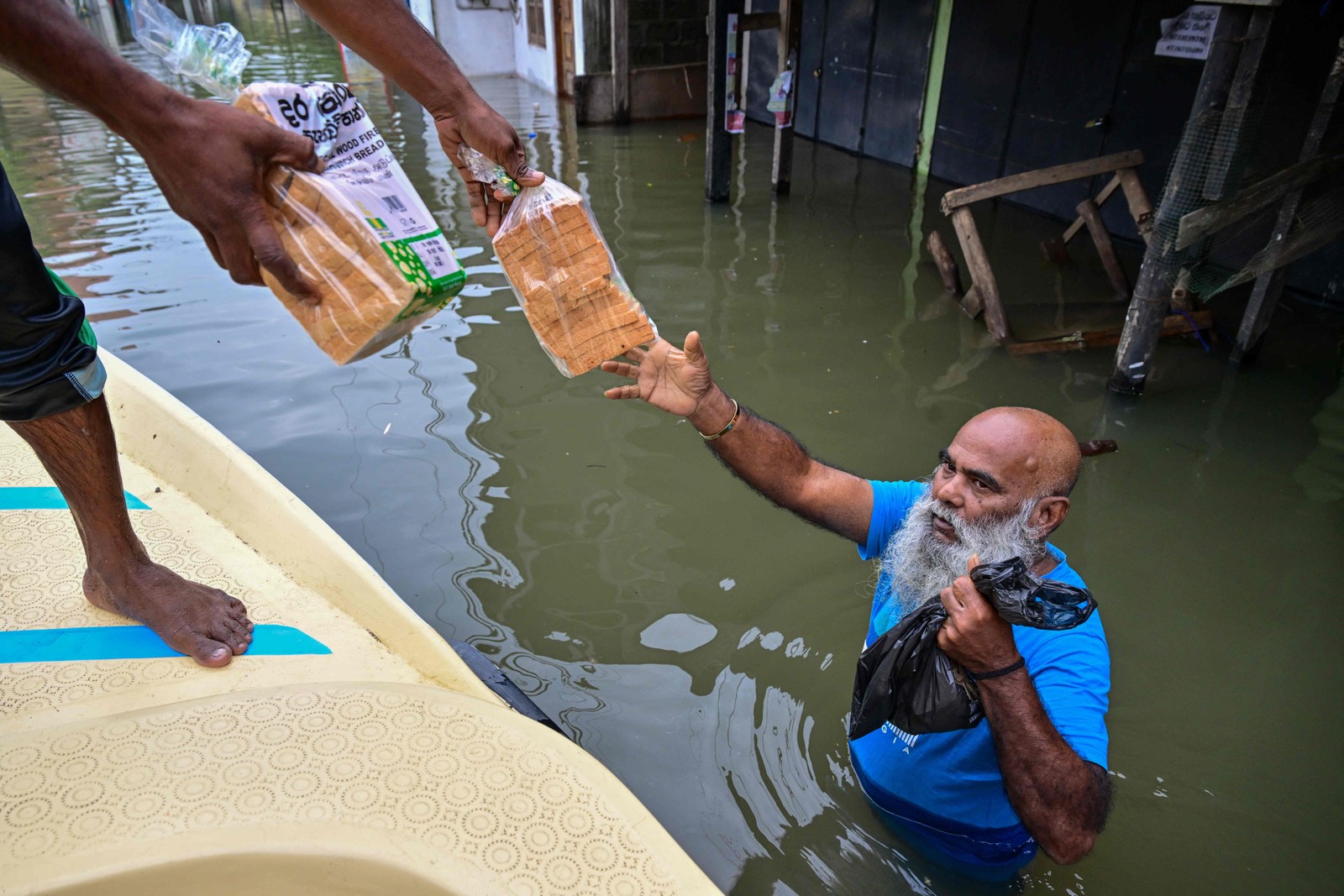 People receiving food during the floods that hit Sri Lanka - Photograph: Ishara S. Kodikara/AFP