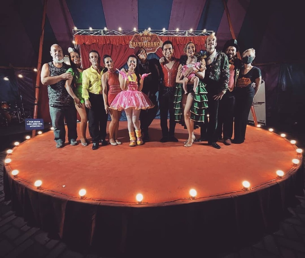 Mika, ao centro, com novos artistas — Foto: MASTER SHOW CIRCUS/DIVULGAÇÃO