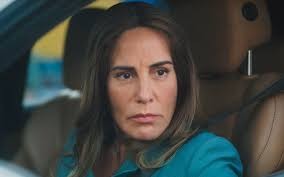 Na quarta, Irene disfarça quando Luigi pergunta sobre a tragédia que Petra teria cometido no passado  — Foto: TV Globo