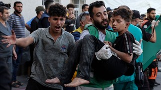 Médico do pronto-socorro disse à AFP que as equipes médicas lidam com 'um grande número de vítimas' — Foto: Mohammed Abed / AFP