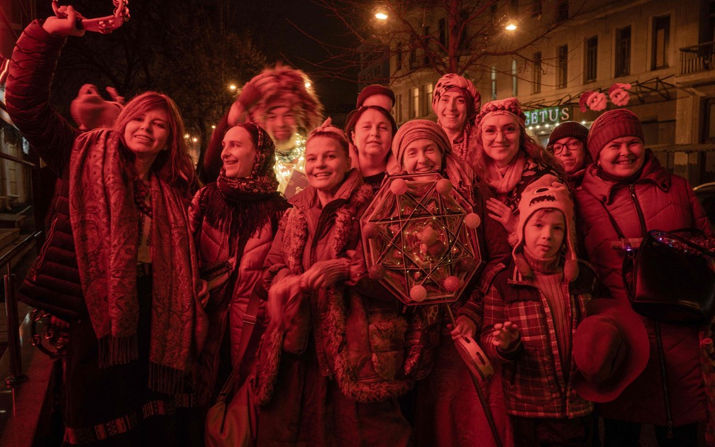 Apresentação de Natal para arrecadar fundos para o exército ucraniano no centro de Kharkiv, na Ucrânia — Foto: AFP/Ivan Samoilov