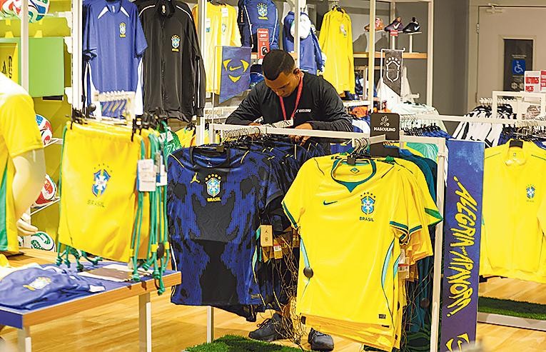 Cover image for Orgulho em alta: a 4 dias da estreia do Brasil na Copa, camisa oficial da seleção some das lojas