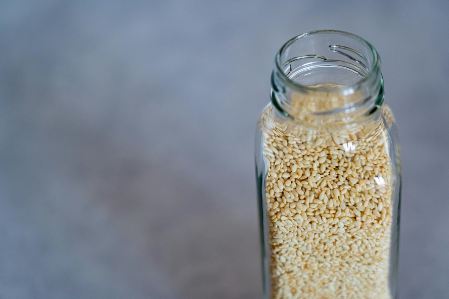 Sementes de gergelim podem ser usadas para fazer leite, uma op&ccedil;&atilde;o nutritiva e vegana