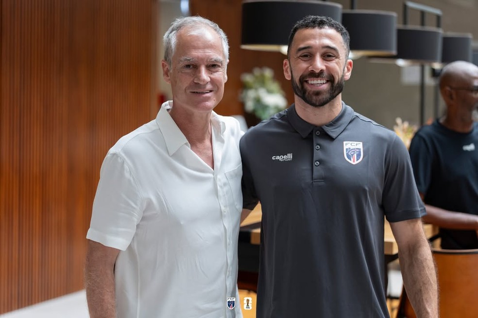 Rui Águas e Roberto Lopes se encontram antes da Copa em amistoso de Cabo Verde em Portugal — Foto: Divulgação/FCF