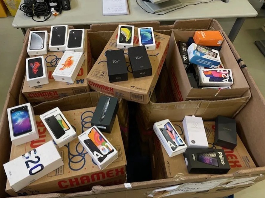 Alguns dos celulares que estão entre os itens a serem leiloados pelos Correios