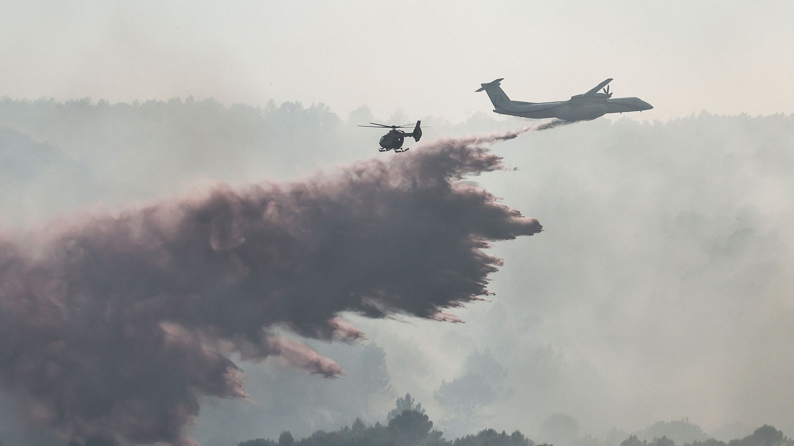 Helicópteros são usados na tentativa de tentar controlar incêndio que atinge o sudoeste da França — Foto: Thibaud Moritz/AFP