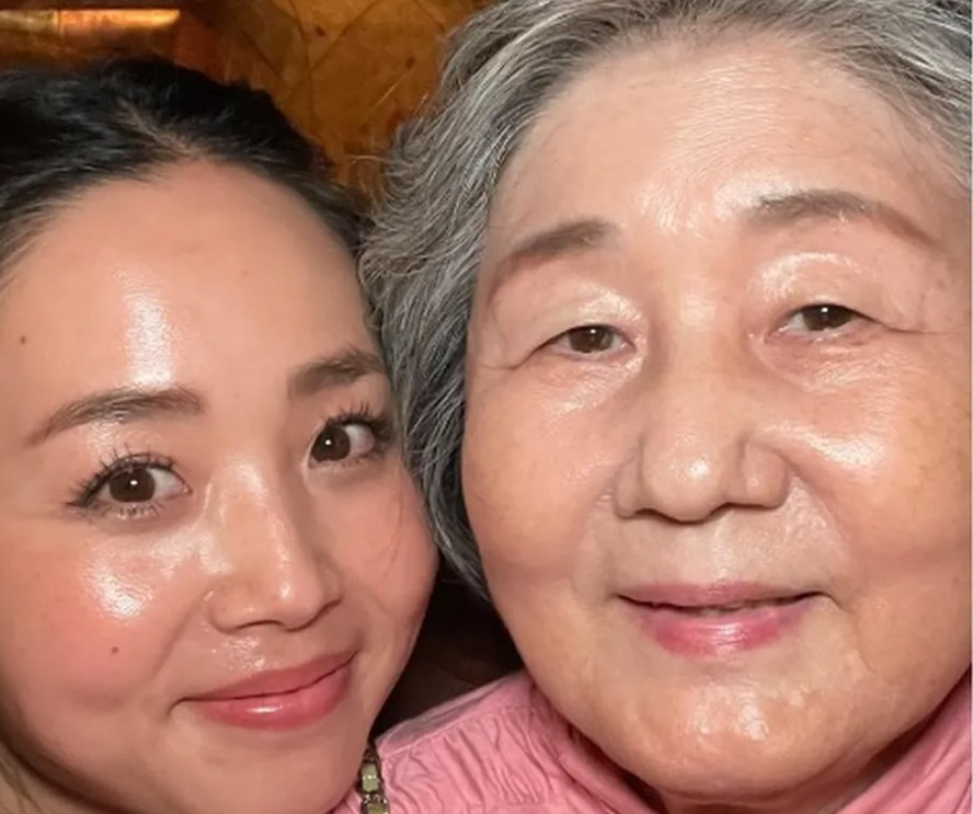 Influenciadora digital Yuri Lee mostra a pele da avó de 80 anos de idade Reprodução/Instagram