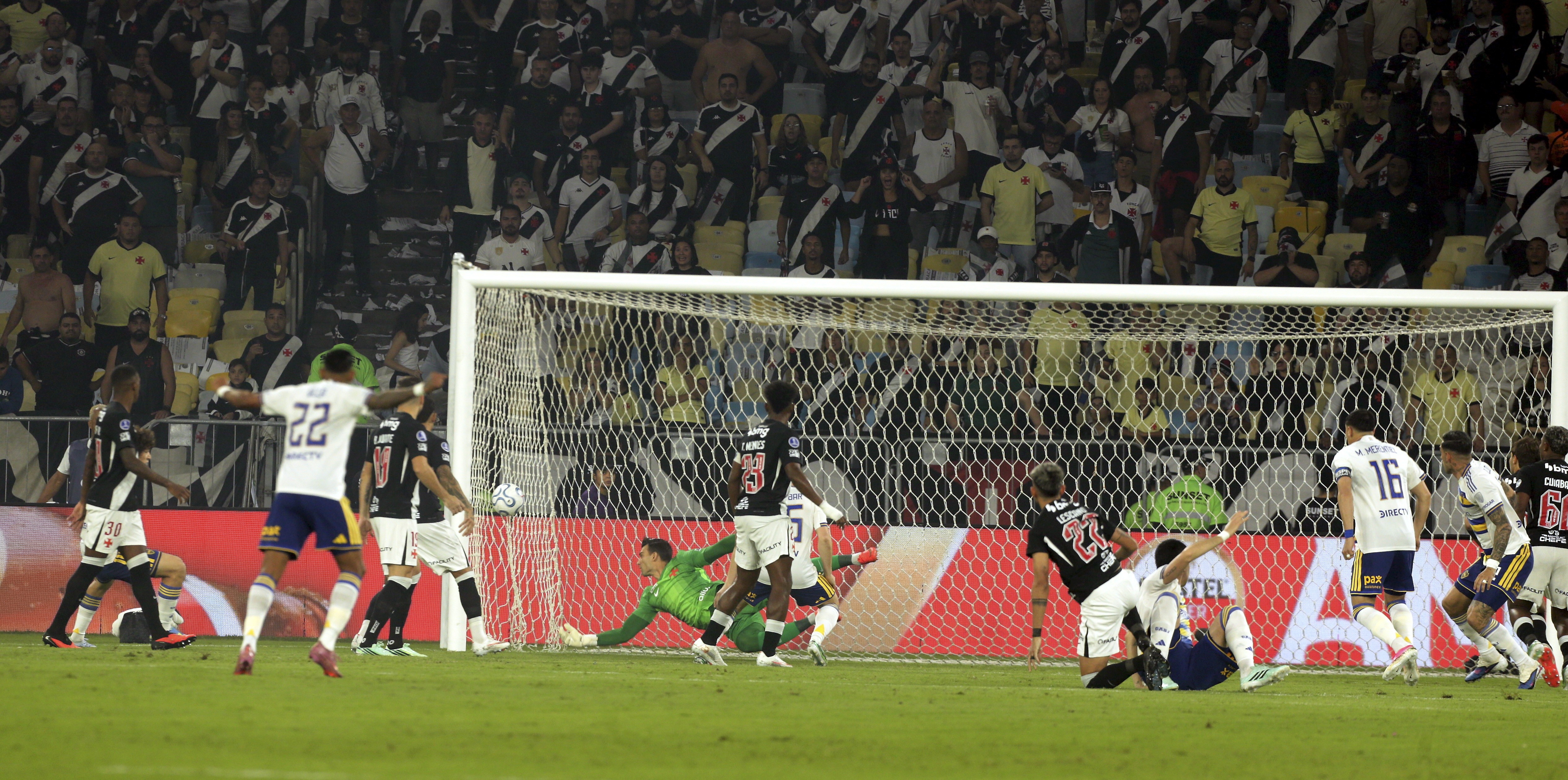 Fluminense provoca Vasco após eliminação para o Boca na Sul-Americana: 'Sempre superamos grandes desafios'