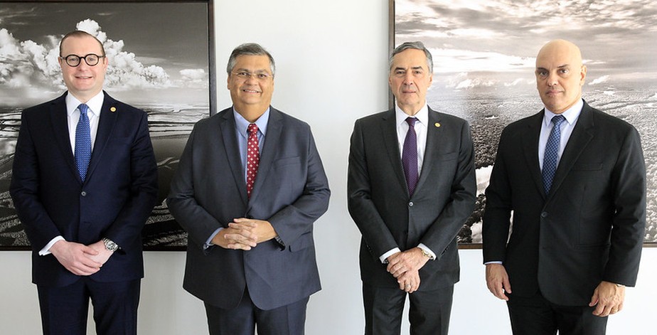 Flávio Dino é recebido pelos ministros Cristiano Zanin, Luís Roberto Barroso e Alexandre de Moraes